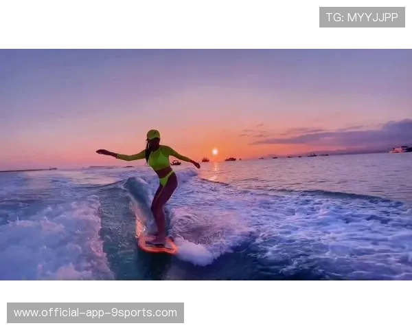 冲浪女孩浪上跳跃摆心形pose