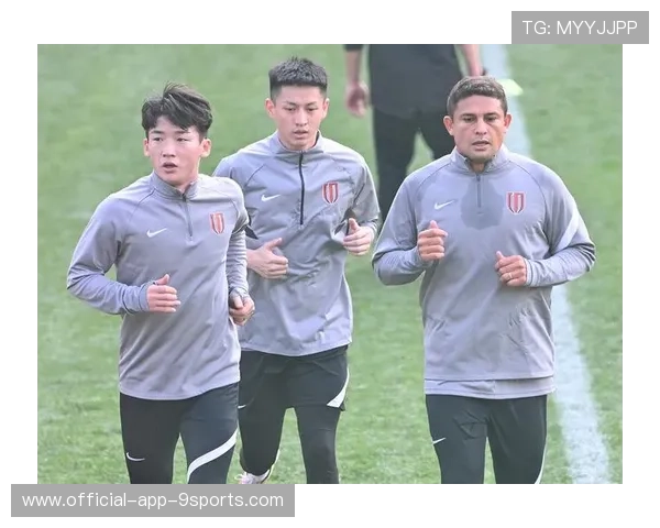 艾克森现身成都基地进行康复训练